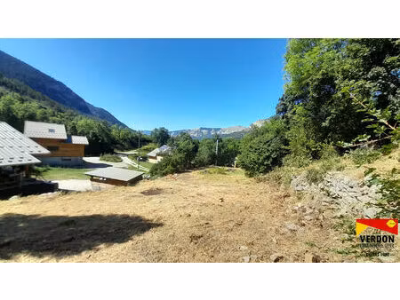 beau terrain à quelques pas de colmars