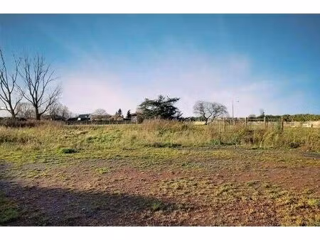 situe au coeur de la campagne de blandain beau terrain de +-