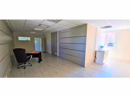 location local commercial 33m2 céret 66400 - 778 € - surface privée