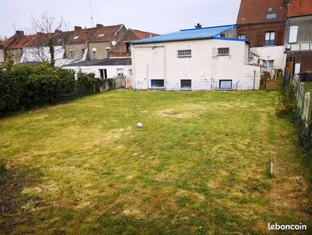 entrepôt de 220m² en zone franche avec jardin  en plein centre idéal commerce crèche garag