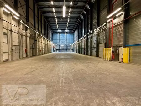 magazijn met 3 laadkades en sectionaalpoort