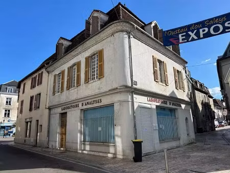local commercial avec appartements à l'étage à rénover