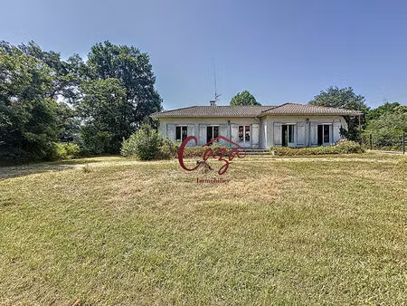 maison traditionnelle avec piscine et garage sur grand terrain