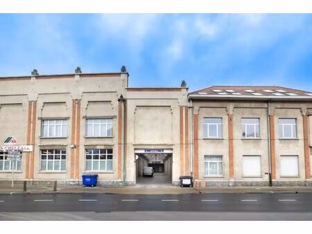 forest  entrepôt ±290m² à louer