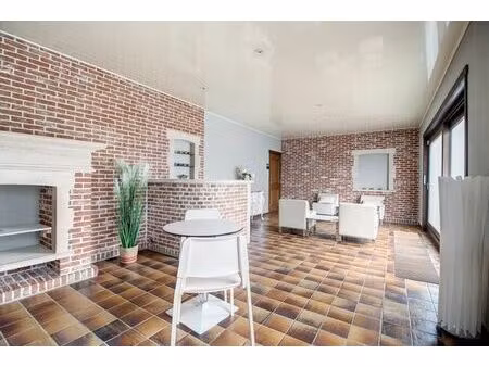 maison de commerce idéalement située avec de beaux volumes !