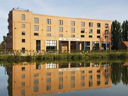 immeuble de bureaux avec espace de stockage sur le vaart