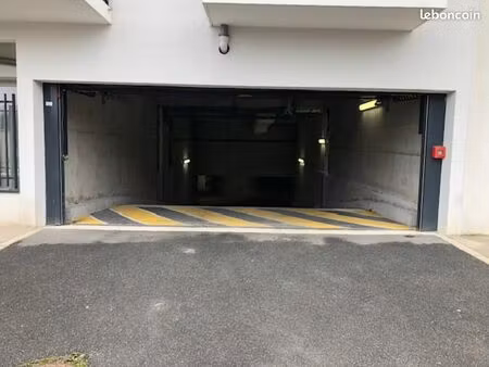 1 place de parking en sous sol à bailly boulevard des sports