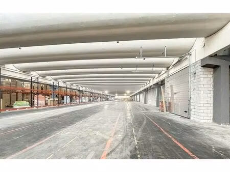 entrepôt à proximité immédiate de l’échangeur de loncin.