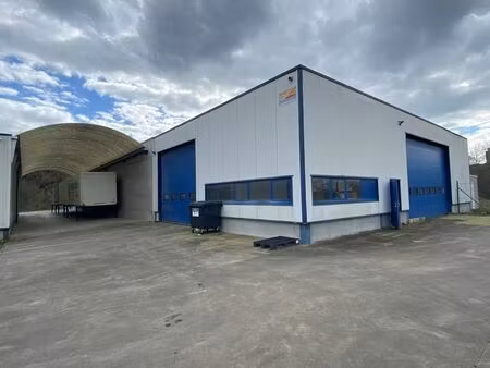 grand entrepôt de 1200m² - 3 portes sectionnelles - 5m haut