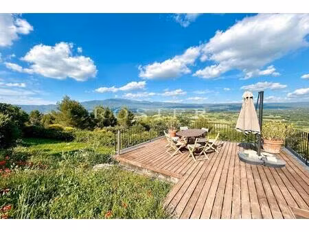 propriété divisée en plusieurs appartements face au mont ventoux  sur terrain de 6ha.