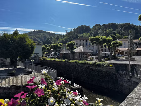 immeuble de rapport en plein centre d'un village touristique