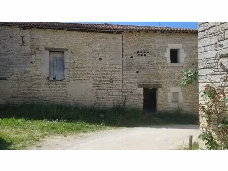 tusson  immeuble du xviième siècle à rénover