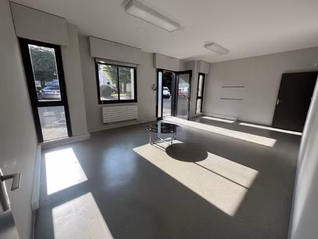 la primaube : local / bureaux : loyer incluant toutes les ch