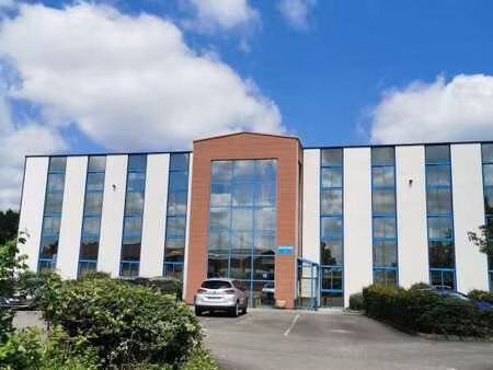 location bureau 932 m² à vern-sur-seiche (35770)