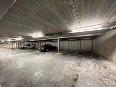 8 parkings souterrain dans un nouvel immeuble près du ring