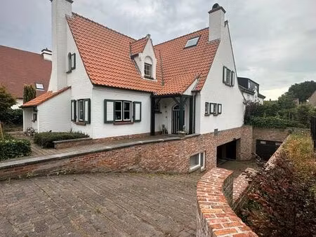 ruime garagebox te duinbergen.