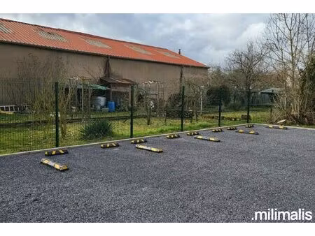 stationnement dans la cour d'une petite copropriété