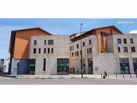 local de stockage et reserve securisés face rempart et universités de droits et lettres