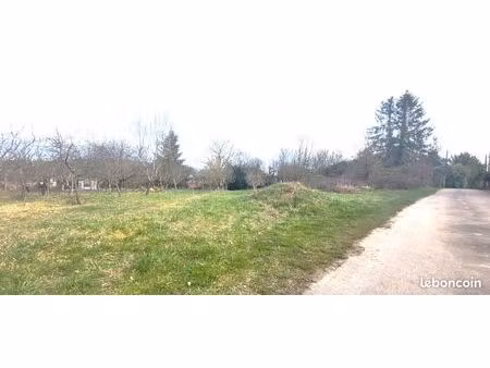 terrain 1550 m² champvallon