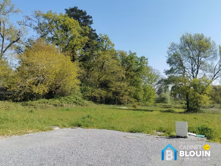 terrain constructible de 616 m2 proche des commodites