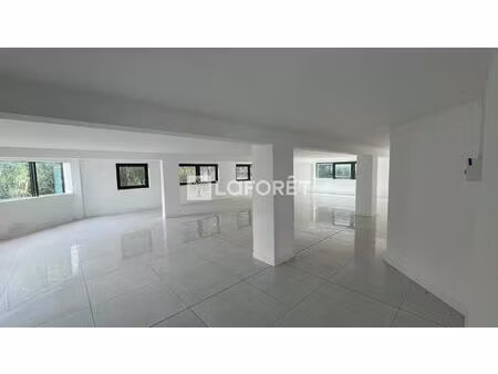 locaux commerciaux ou bureaux rdc fort de france 150 m² divisibles en 3 lots