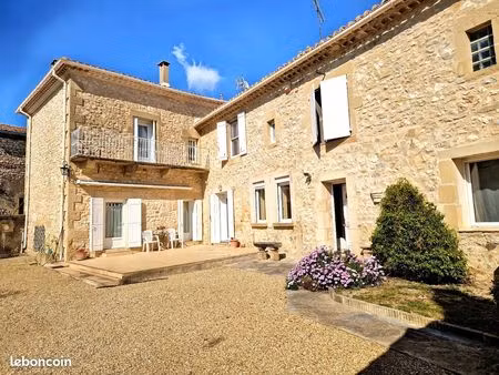 maison 8 pièces 221 m²