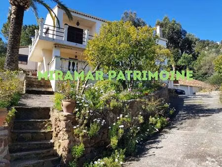 villa distribuée en 4 logements. 4 garages