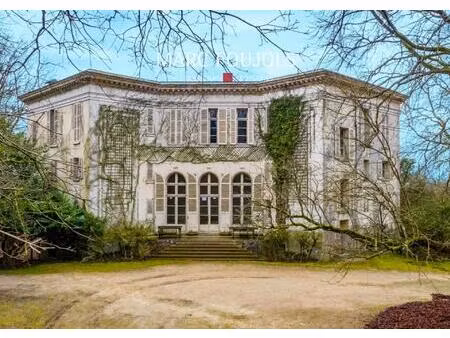 château avec un terrain de 8 hectares au nord de paris
