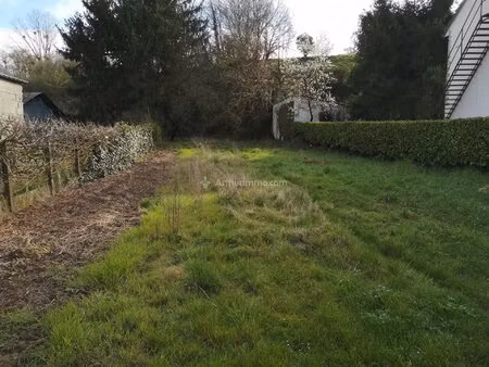 cave troglodyte au fond d'un terrain constructible