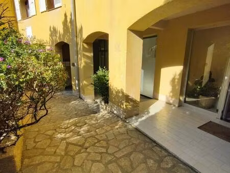 local centre-ville ile rousse