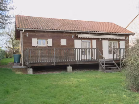 maison en bois avec terrasse et grand jardin