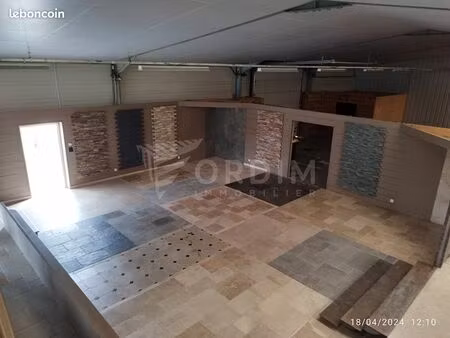 local 420 m² moneteau