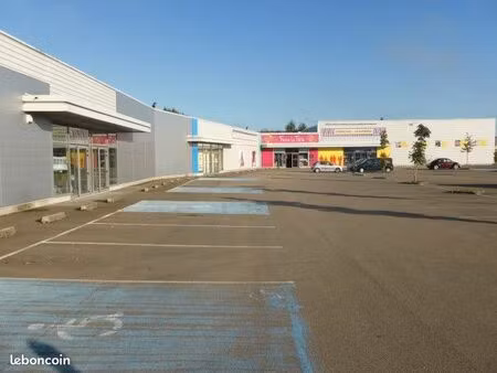 local 550 m² moneteau