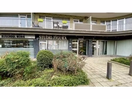 zeer goed gelegen handelsgelijkvloers/praktijkruimte van +/- 90m2.