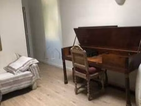 maison individuelle 1 chambre meublée avec cheminée