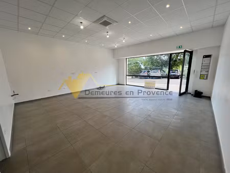 local neuf a aménager en location dans le beau village de gi