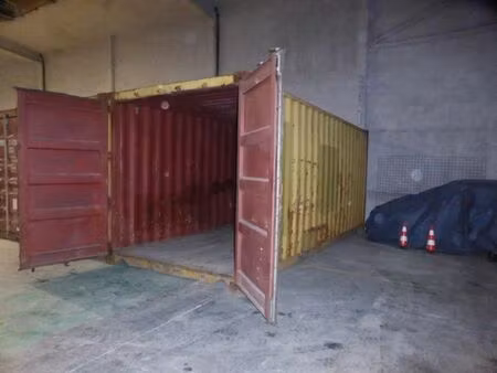 conteneur de stockage privatif dans un complexe industriel s