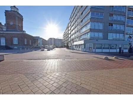 bien horeca très bien situé au coin de la digue et la place