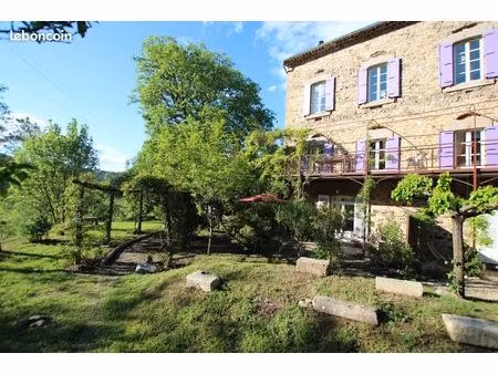 6 gîtes avec 1 habitation personnelle et une belle et grande dépendance sur un terrain mag