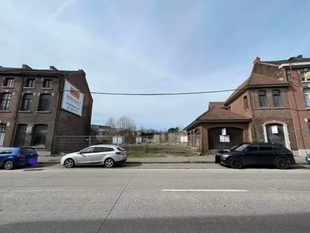 ensemble immobilier avec 2 maisons et un terrain a bâtir