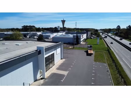 bâtiment d'activité en bordure de rn165