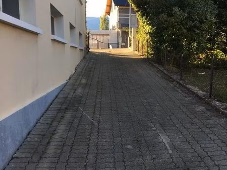 place de parking extérieur