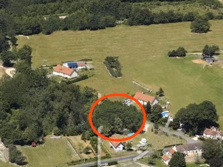 terrain constructible arboré 1379m²