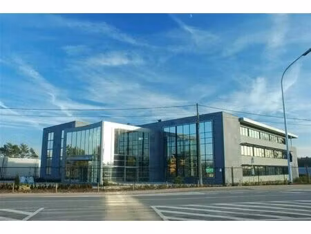 representatief kantoorgebouw van 560m² gelegen in lummen - toplocatie