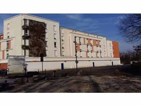 pour activites medicales et paramedicales. magnifiques locaux bruts de beton