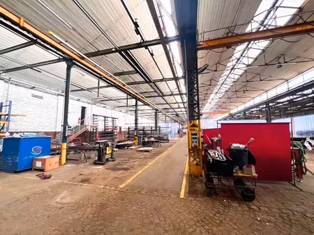 cellule d'activités avec bureaux à saisir