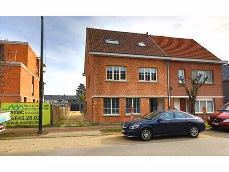 opbrengsteigendom bestaande uit 2 appartementen en 3 garageboxen