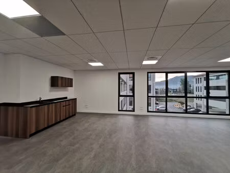 location bureau 182 m² à aubagne (13400)
