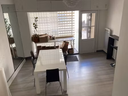 place du colonel mouret  à deux pas du tribunal  beau local