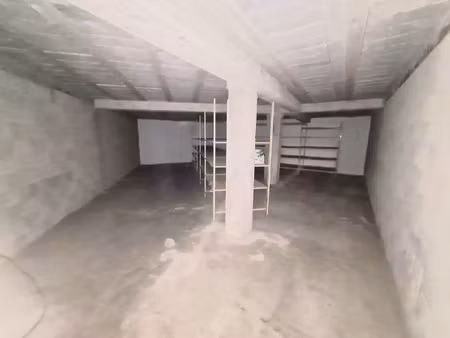 local de 62 m2 a usage d entrepot à vendre à la londe-les-m